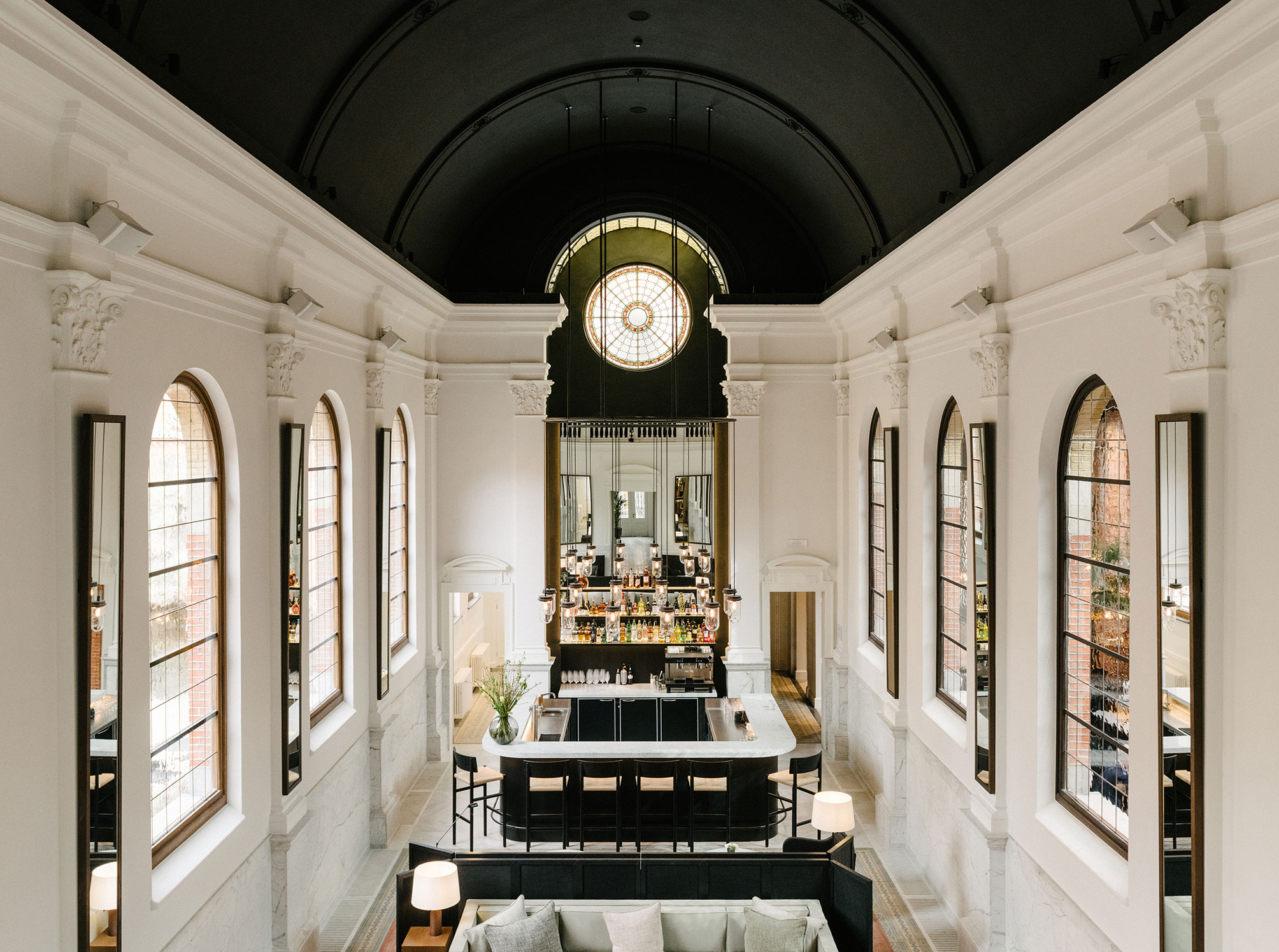 Ein echter Hingucker und Treffpunkt: Die Bar in der ehemaligen Kathedrale.